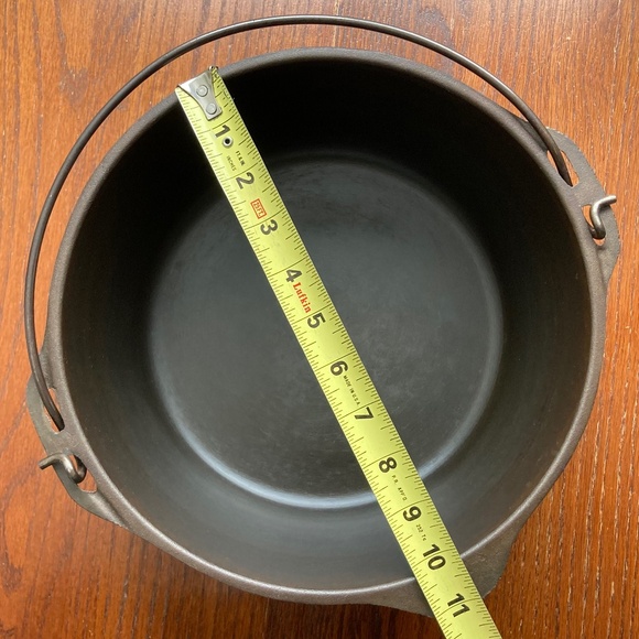 Vintage Cast Iron No 8 Dutch Oven - Picture 5 of 11